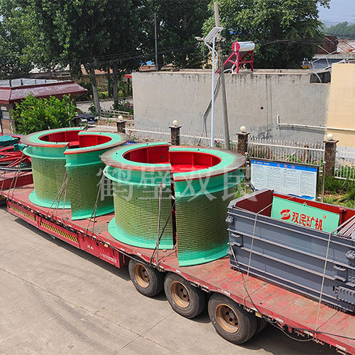 凿井绞车厂家鹤壁双民发往新疆的3米双筒矿井提升机装车出货！